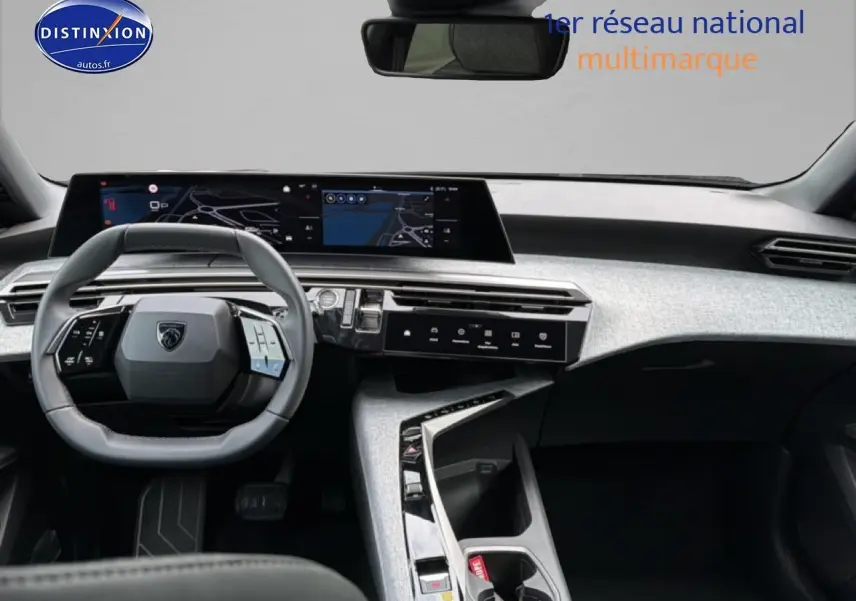 Vue intérieure frontale du tableau de bord du Peugeot 5008 noir 2025 avec écran tactile panoramique et volant multifonction.