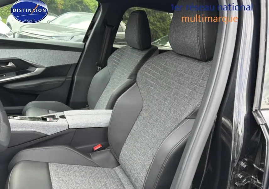 Intérieur du Peugeot 5008 Hybrid 145 allure e-dcs6 2025, vue côté droit sur sièges en tissu gris et cuir noir.