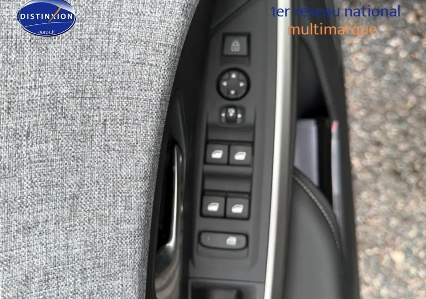 Détail des commandes des vitres et rétroviseurs côté conducteur du Peugeot 5008 noir, vue rapprochée verticale.