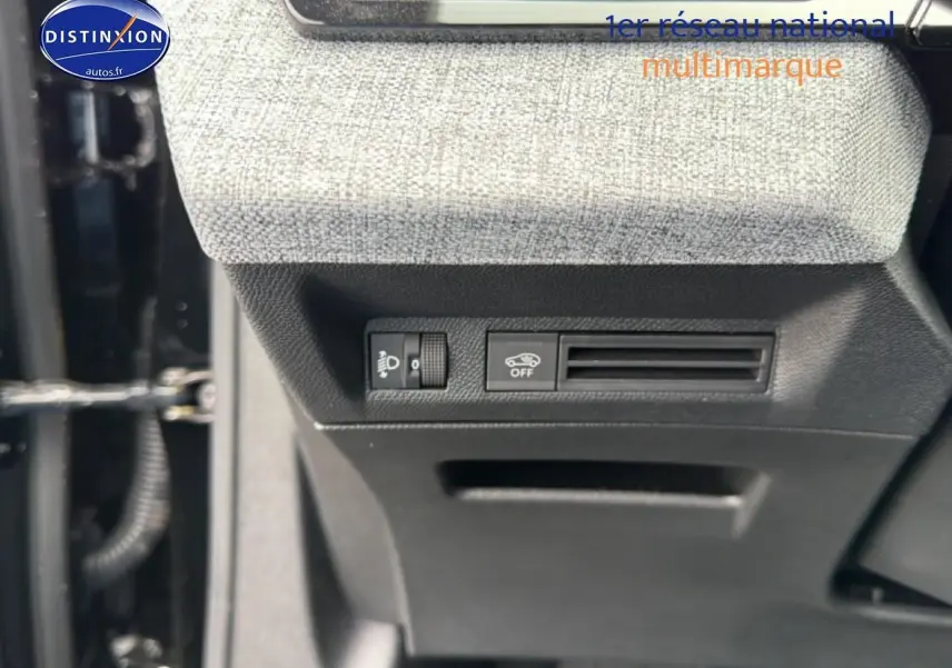 Détail intérieur montrant les commandes sous le tableau de bord avec revêtement tissu gris clair sur Peugeot 5008 noir.