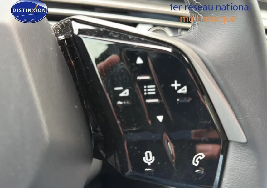 Gros plan sur les commandes tactiles noires du volant côté gauche du Peugeot 5008 noir Hybrid 145 allure e-dcs6.