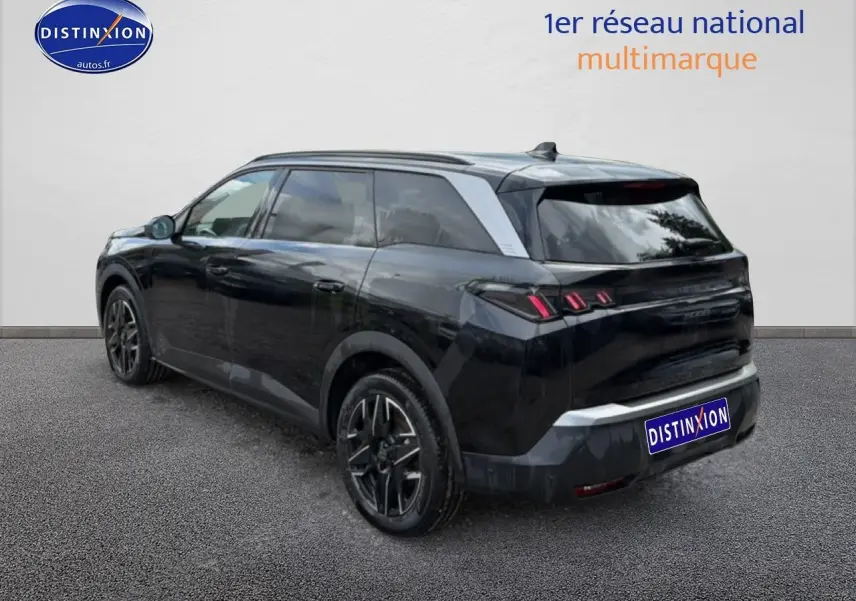 Vue 3/4 arrière droite d’un Peugeot 5008 Hybrid 145 allure e-dcs6 noir avec jantes alu et vitres surteintées.