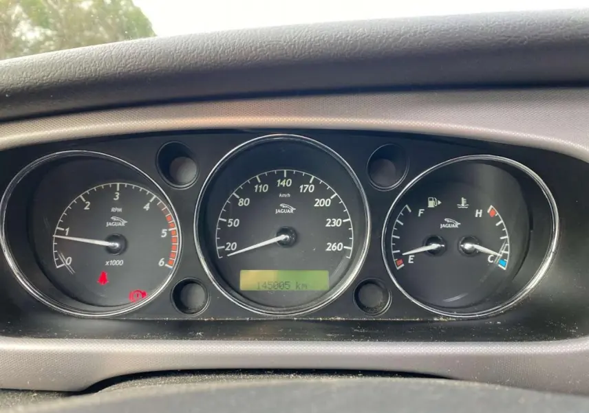 Tableau de bord de Jaguar XJ 2006 vu de face, avec compte-tours, compteur de vitesse et jauges de carburant et température.
