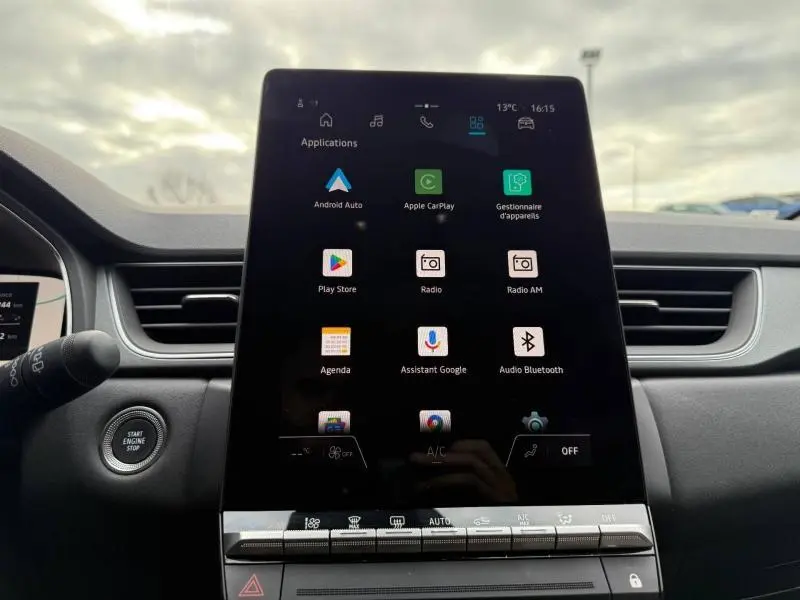 Vue rapprochée de l'écran tactile central du Renault Captur 2025 avec interface Android Auto et Apple CarPlay, tableau de bord noir.