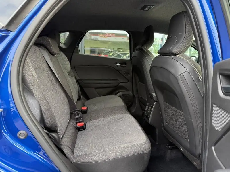 Vue intérieure côté gauche des sièges arrière gris du Renault Captur 2025 Bleu Iron avec détails en tissu et cuir noir.
