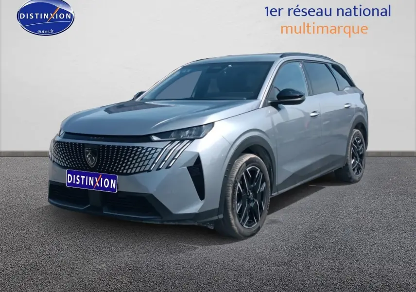 Peugeot 5008 Hybrid 145 gris artense en 3/4 avant droit, avec calandre distinctive et jantes noires.