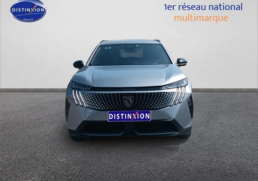 Vue avant d’un Peugeot 5008 Hybrid 145 allure e-dcs6 gris artense avec calandre distinctive et phares LED verticaux.