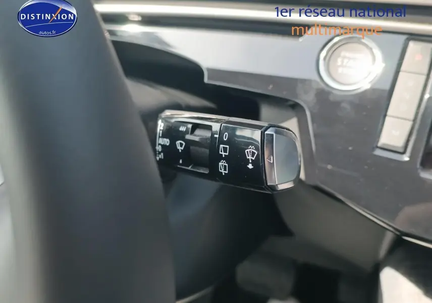 Gros plan sur la commande des essuie-glaces du Peugeot 5008 gris Artense, intérieur côté conducteur.