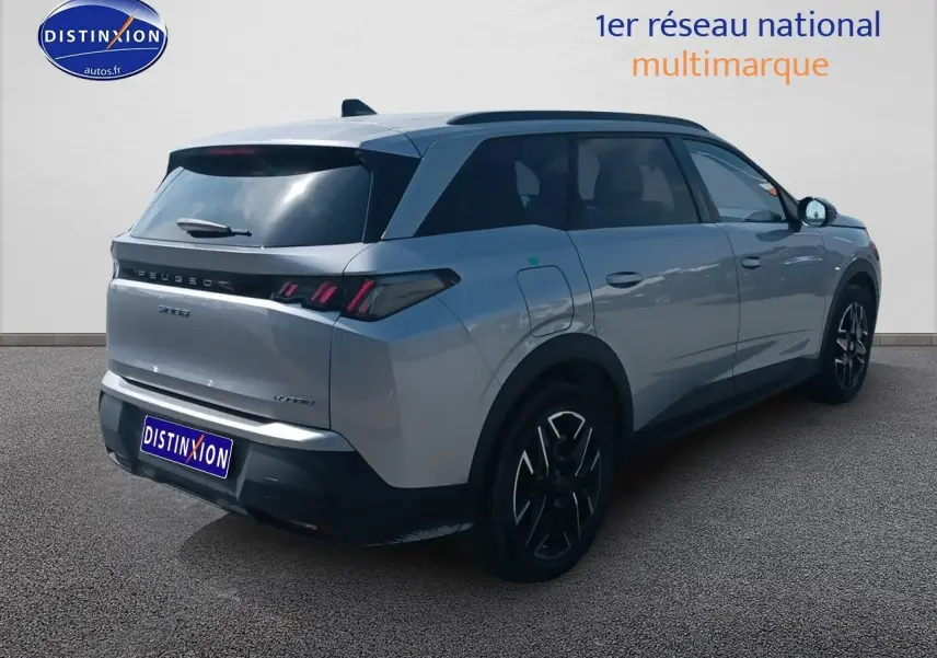 Peugeot 5008 Hybrid 145 allure gris artense vue 3/4 arrière droit avec jantes alu noires.
