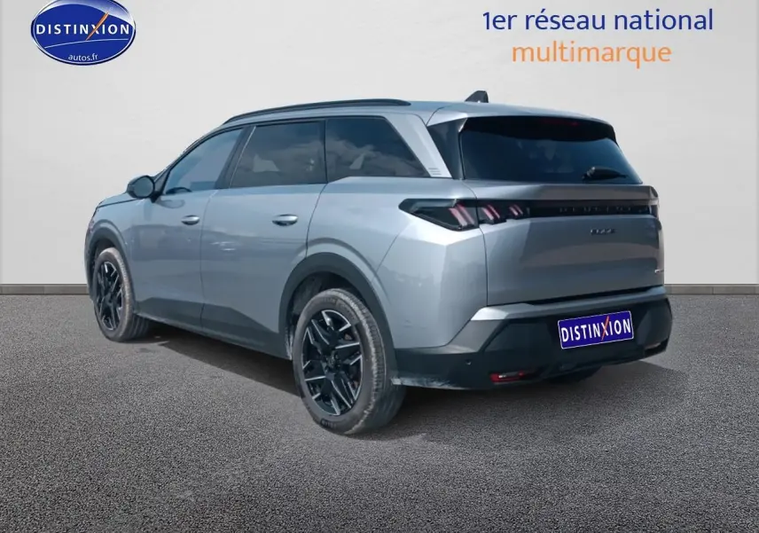 Vue 3/4 arrière droite du Peugeot 5008 Hybrid 145 allure e-dcs6 gris artense avec jantes alu noires et vitres surteintées.