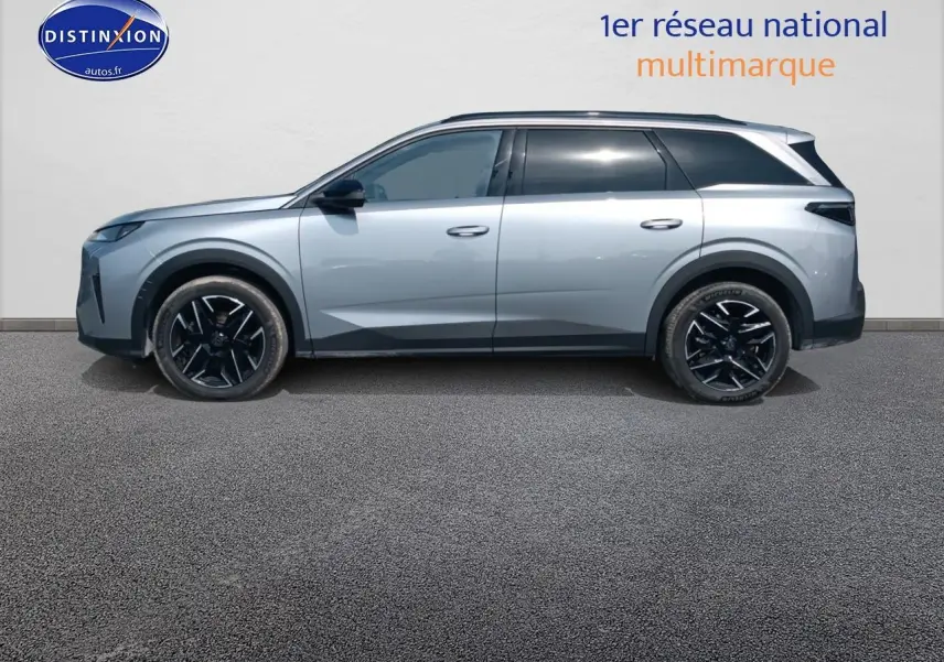 Peugeot 5008 gris artense en profil droit, SUV 7 places avec jantes alliage noires et vitres surteintées.