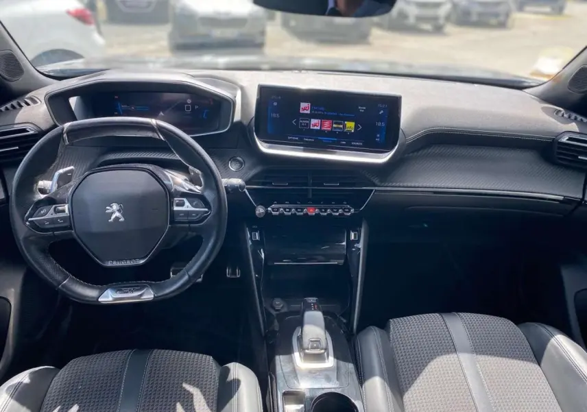 Vue intérieure avant du Peugeot 2008 2021, tableau de bord noir avec écran tactile et volant compact GT.
