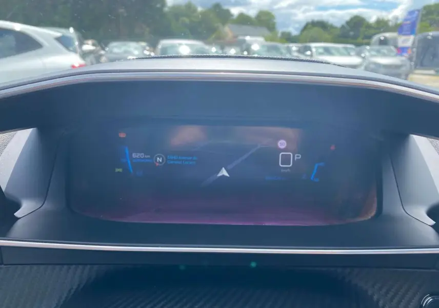 Vue rapprochée du combiné numérique 3D du Peugeot 2008 gris foncé, affichant la navigation et les informations de conduite.
