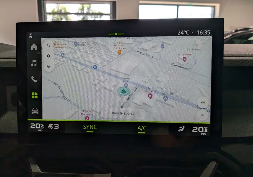Écran tactile central du tableau de bord du Dacia Bigster 2026, affichant la navigation GPS et la climatisation.