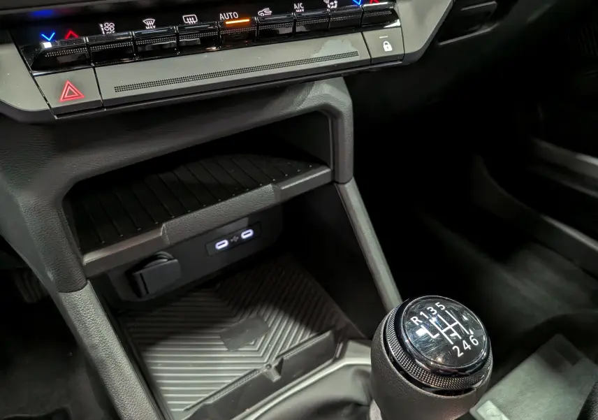 Gros plan sur la console centrale noire du Dacia Bigster 2026, mettant en valeur le levier de vitesse manuel et les commandes climatiques.