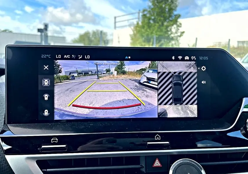 Écran tactile intérieur montrant la caméra de recul et la vue à 360° du Citroën C4 X noir.