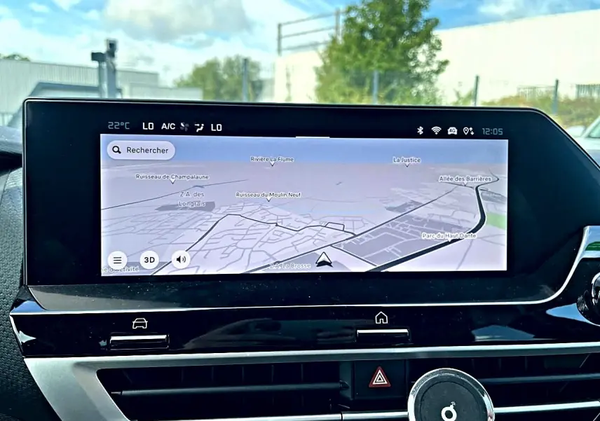 Écran tactile central affichant la navigation GPS dans l’habitacle d’une Citroën C4 X hybride 2025.