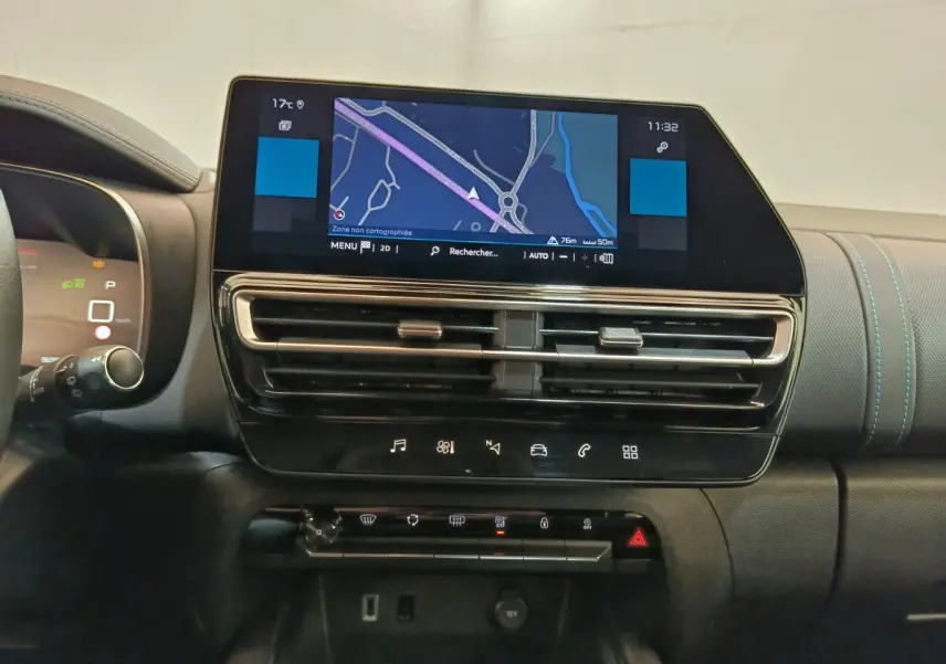 Vue rapprochée de la console centrale du Citroën C5 Aircross 2024, écran tactile de navigation et aérateurs noirs.