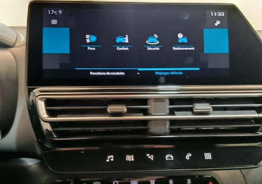 Écran tactile central affichant les réglages du véhicule dans l’habitacle du Citroën C5 Aircross 2024 noir.