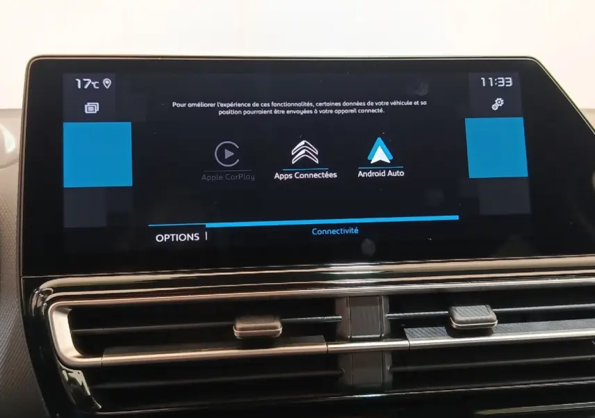 Écran tactile central affichant Apple CarPlay et Android Auto dans le tableau de bord du Citroën C5 Aircross 2024 noir.