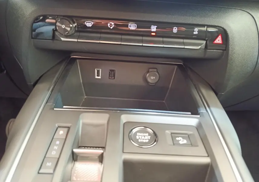 Gros plan sur la console centrale noire du Citroën C5 Aircross 2024 avec bouton start/stop et commandes de boîte auto.