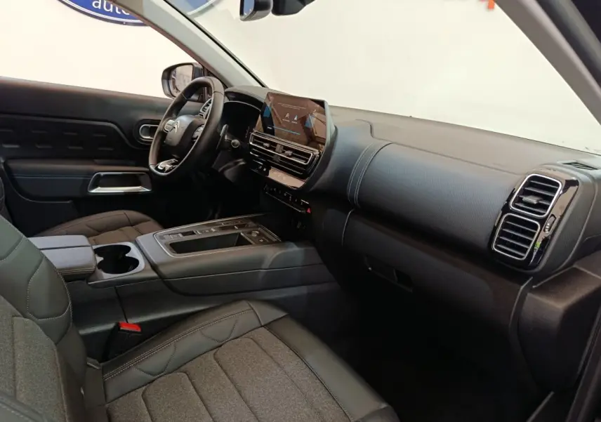 Vue intérieure côté conducteur du Citroën C5 Aircross noir 2024, avec tableau de bord moderne et écran tactile central.