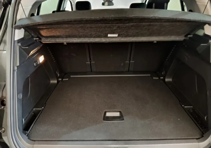 Coffre ouvert noir du Citroën C5 Aircross 2024, vue arrière montrant l’espace de chargement et la tablette cache-bagages.
