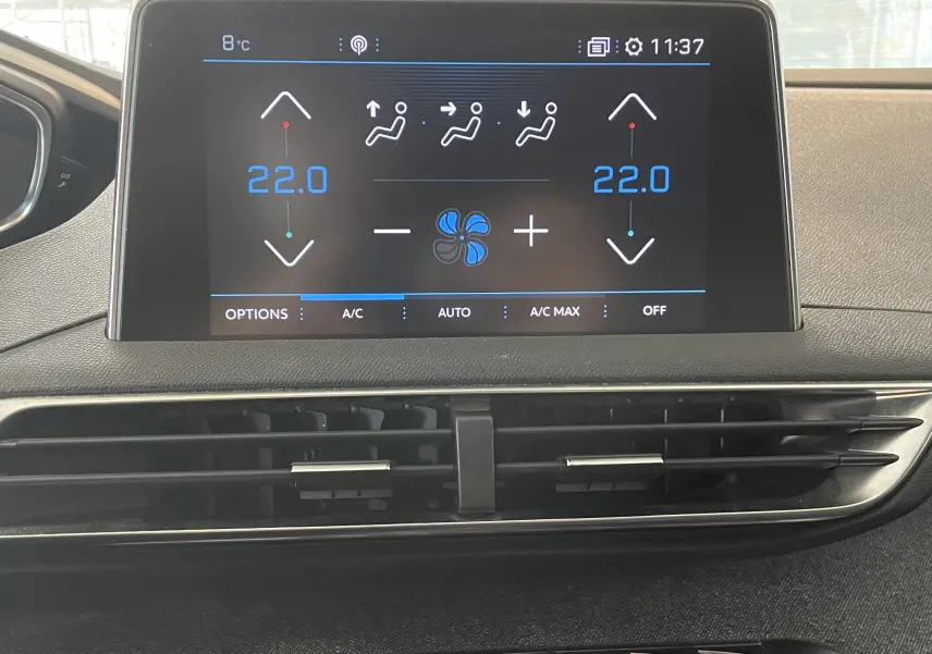 Écran central tactile du Peugeot 5008 blanc nacré 2019 affichant la climatisation à 22°C en mode automatique.