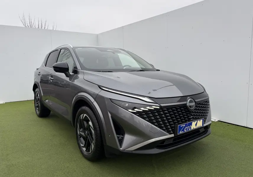 Nissan Qashqai III 1.5 Hybrid E-Power gris foncé, vue 3/4 avant avec calandre noire et jantes alliage 18 pouces.