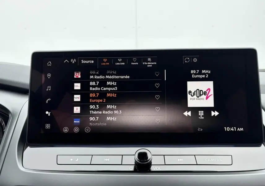 Écran tactile central du Nissan Qashqai 2025 affichant les stations radio, avec commandes sous l'écran.