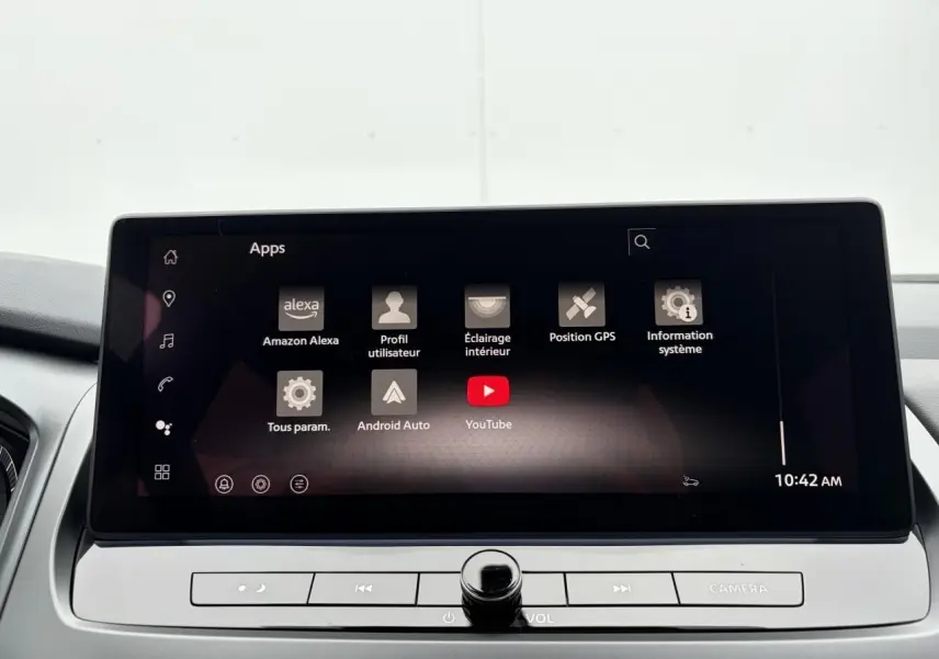 Écran tactile central du Nissan Qashqai III gris foncé affichant les applications Amazon Alexa, Android Auto et YouTube.