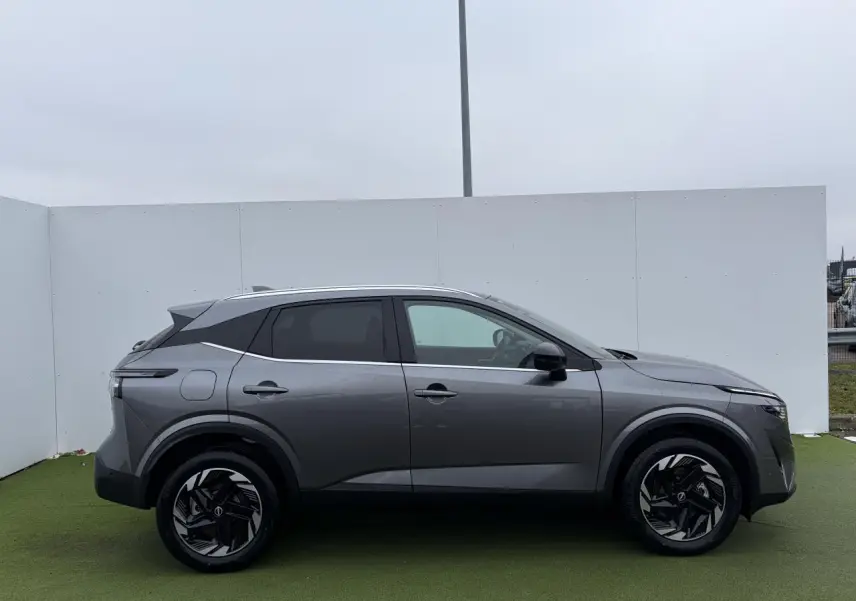 Profil droit du Nissan Qashqai III 1.5 Hybrid E-Power 2025 en gris foncé métallisé avec jantes alliage 18 pouces.