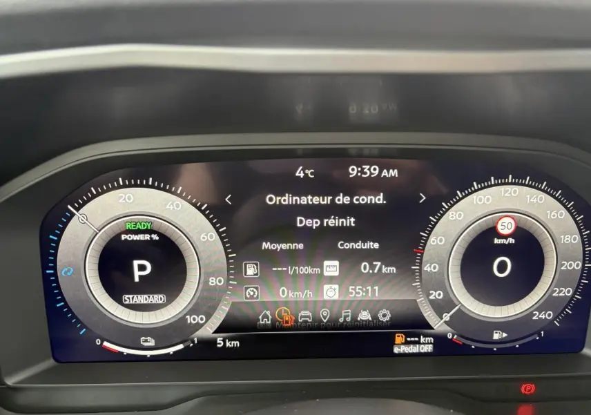 Vue rapprochée du combiné d'instrumentation numérique du Nissan Qashqai 2025, affichage clair et moderne.