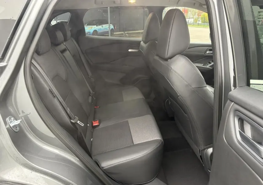 Vue intérieure côté gauche sur la banquette arrière mixte tissu et TEP noire du Nissan Qashqai III gris foncé métallisé.
