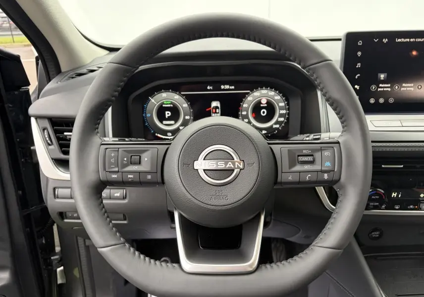Vue frontale centrée sur le volant cuir noir du Nissan Qashqai III 2025 avec tableau de bord numérique et écran tactile.