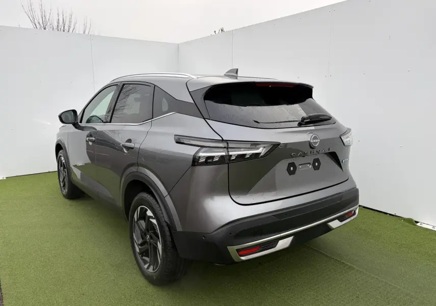 Vue 3/4 arrière droite du Nissan Qashqai III gris foncé métallisé avec feux LED et jantes alliage 18 pouces.