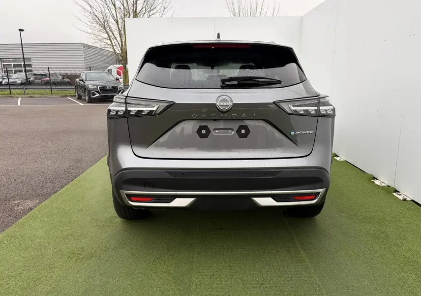 Vue arrière du Nissan Qashqai 2025 gris foncé métallisé avec badges e-POWER et feux LED distinctifs.