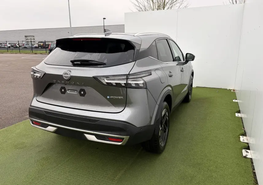Vue 3/4 arrière droite du Nissan Qashqai III gris foncé métallisé avec badges e-POWER et feux LED distinctifs.