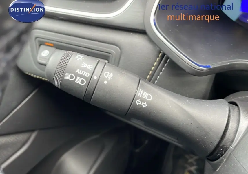 Gros plan sur la commande de phares et clignotants dans l’habitacle noir du Renault Symbioz 2025.