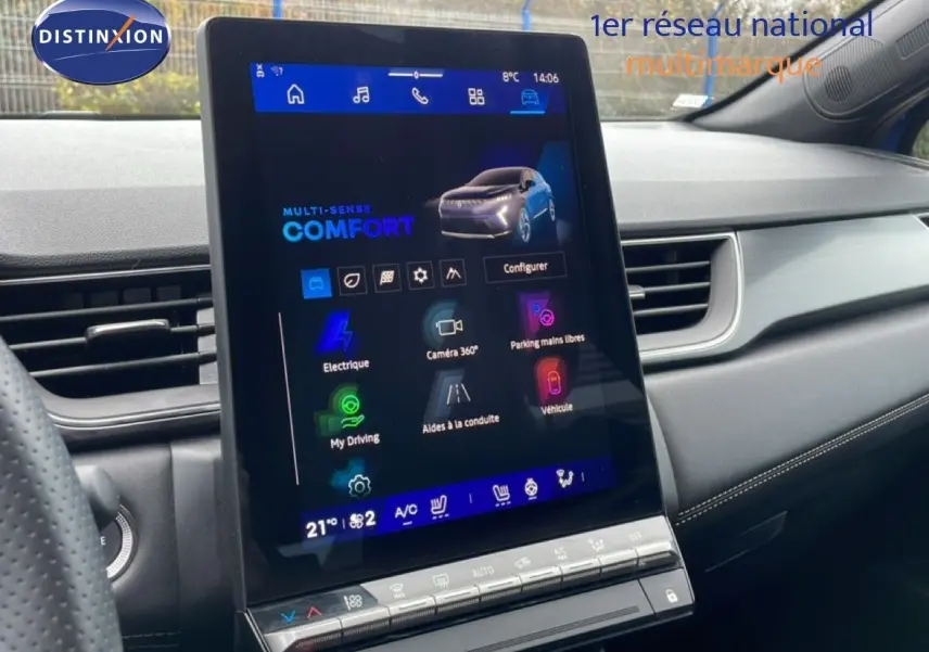 Vue intérieure centrée sur l'écran tactile du tableau de bord du Renault Symbioz 2025, affichant les options de conduite.