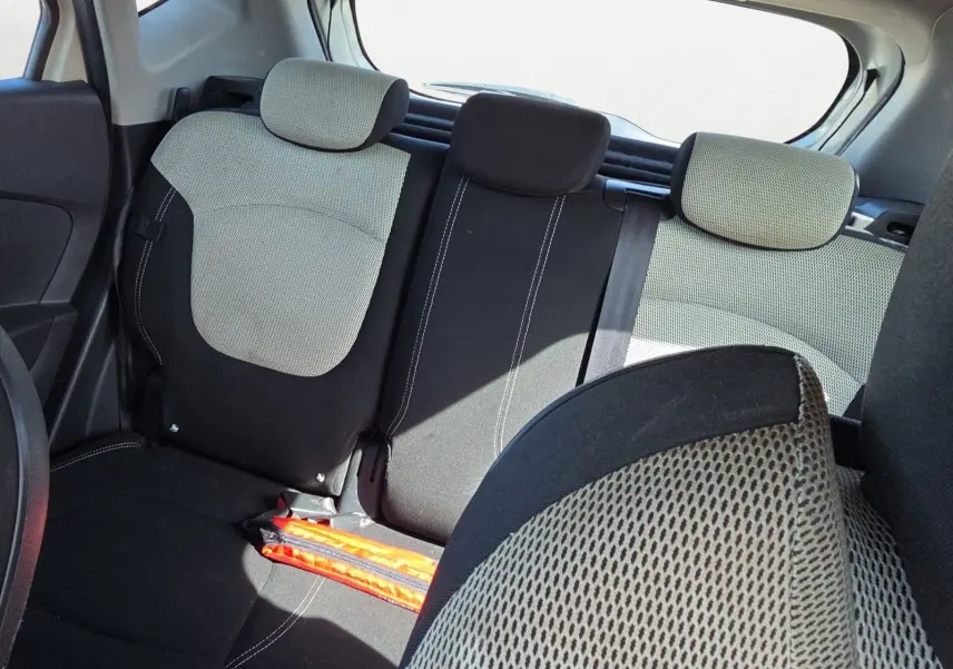 Vue intérieure centrée sur le volant en cuir noir du Renault Captur ivoire 2018 avec tableau de bord et écran tactile visibles.