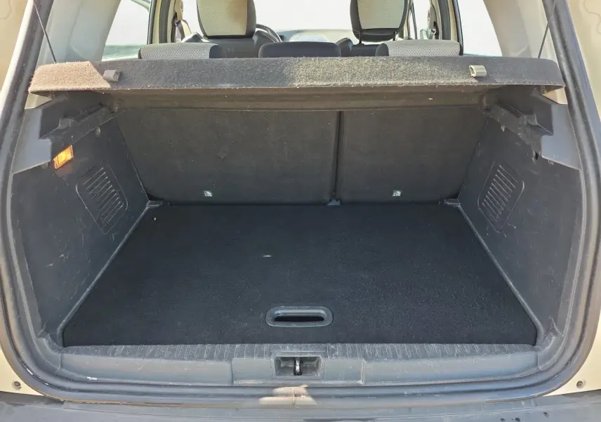 Vue rapprochée du tableau de bord noir du Renault Captur ivoire 2018, avec écran tactile et commandes de climatisation.