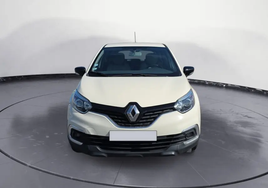 Renault Captur 1.5 DCI 2018 ivoire en vue 3/4 avant, avec jantes alliage et détails noirs contrastants.