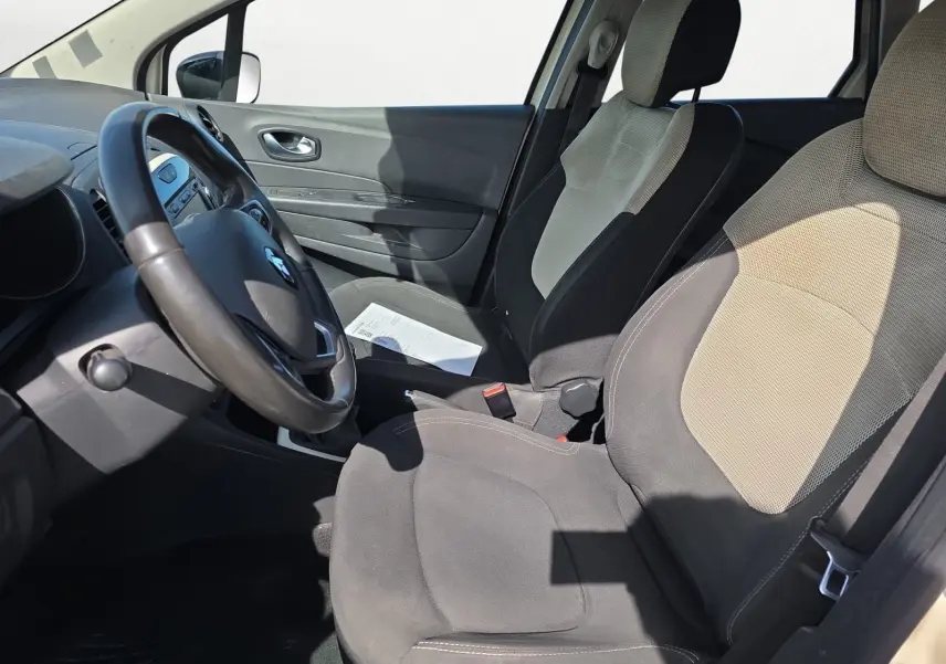 Vue intérieure côté droit des sièges arrière en tissu noir et gris du Renault Captur ivoire 2018.