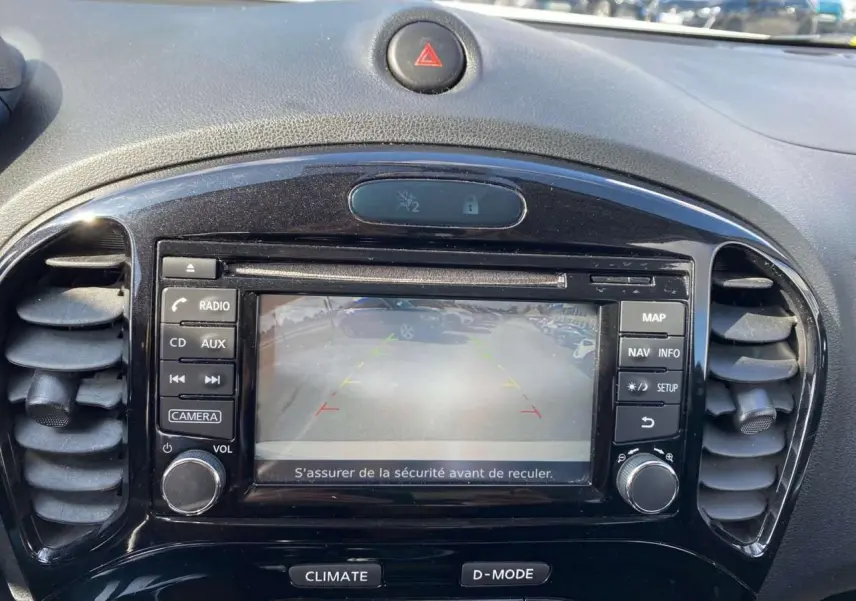 Vue rapprochée de l’écran central noir du tableau de bord du Nissan Juke 2017 montrant la caméra de recul active.