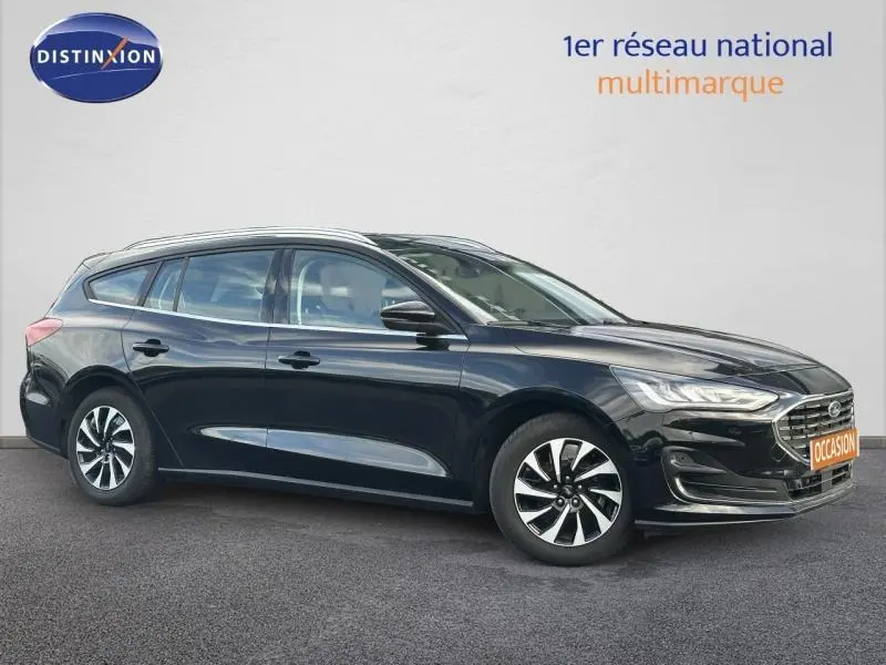 Vue latérale droite d'une Ford Focus break 2023 noir Agate métallisé avec jantes alliage et calandre chromée.