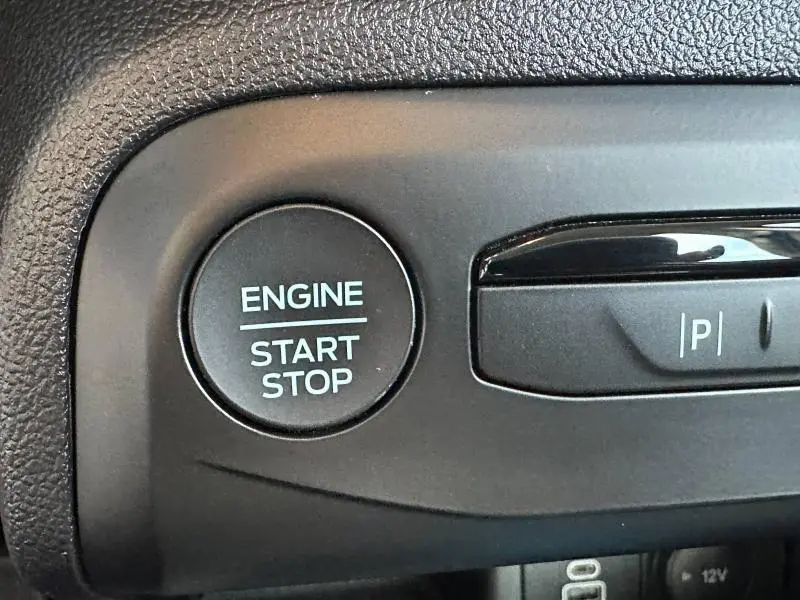 Gros plan sur le bouton noir de démarrage "Engine Start Stop" dans l'habitacle de la Ford Focus 2023.