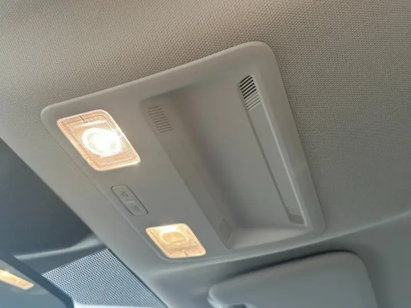 Plafonnier intérieur avec éclairage allumé et commandes, vue en légère contre-plongée dans un Ford Focus noir Agate 2023.