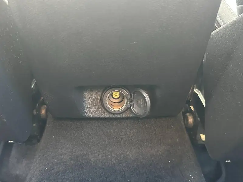 Prise 12V arrière ouverte au bas de la console centrale, intérieur noir de la Ford Focus 2023 Titanium.