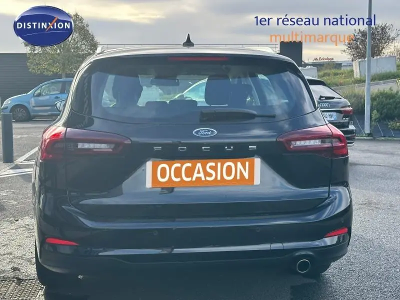Vue arrière d'une Ford Focus noire Agate métallisé avec feux LED et sortie d'échappement chromée visible.